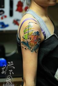 Modello di tatuaggio a vela di personalità di colore del braccio