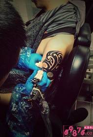 Tattoo patroan fan manarm totem live byld