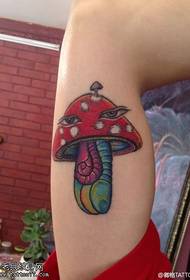 手臂內側的彩色蘑菇紋身圖案