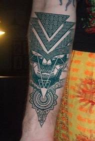 Immagine creativa del tatuaggio del totem di modo del braccio