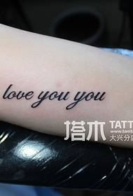 Tatuaggio lettera braccio donna
