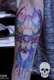 Patrón de tatuaxe de antílope estrellado de cor brazo salpicando