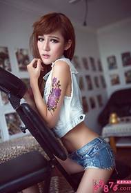 Verzauberend schéi Model Arm rose Tattoo Bild