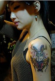 Модна убава девојка со убава тетоважа на раката