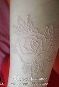 Patrón de tatuaje rosa brazo efecto blanco