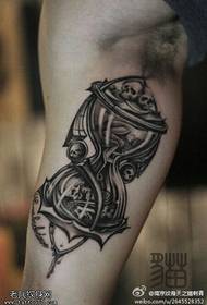 Рука череп пісочний годинник татуювання візерунок
