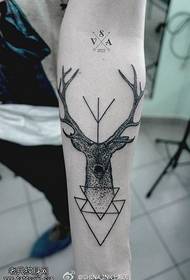 Patrón de tatuaxe antílope en punta de brazo
