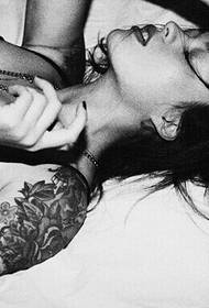 Le ragazze europee e americane armano il modello del tatuaggio del modello in bianco e nero di personalità
