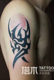 Tattoo i krahut të burrave për totem