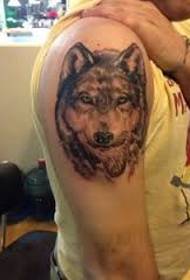 Stylike wolfkop tatoet op 'e grutte earm