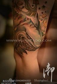 Braço cor escola tubarão tatuagem padrão