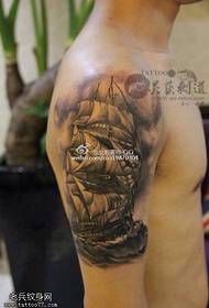 Grote arm zwart grijs schets zeilboot tattoo patroon