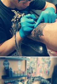 Tattoo umelca osobnosti rameno tetovanie scény