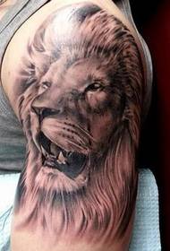 Tatuaj puternic leu braț rege