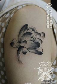 Brazo negro gris loto tatuaje foto