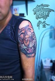 Колір руки домінуючого тигра візерунок татуювання