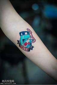 Imatge de tatuatge de botella de píndola de color del braç