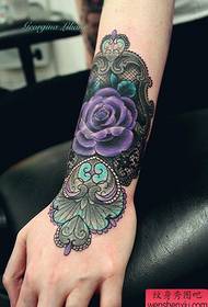 Цветной узор с татуировкой на руке