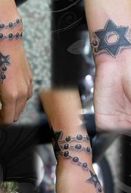 Padrão de tatuagem no braço: estrela de cinco pontas do braço estrela de seis pontas pendurada no padrão de tatuagem em corrente