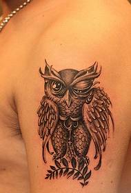 Un modello del tatuaggio del gufo del braccio