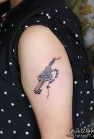 Fată braț model alb și negru tatuaj cheie