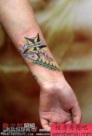 Tatuaggio a stella a cinque punte colorato a mano