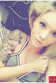 Nainen käsivarsi kukkavarsi tatuointi