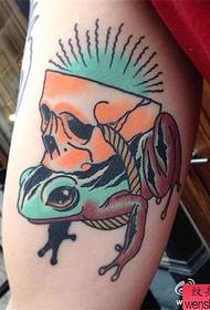 Modello tatuaggio braccio scuola rana