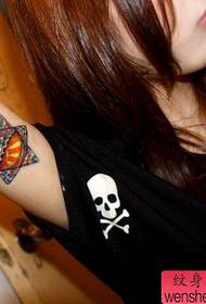 Женская рука с татуировкой в виде шестиконечной звезды