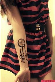 Žena rameno rameno basketbalový blok tetovanie tetovanie vzor