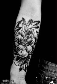 Tatuajes de brako peonia brako estas dividitaj de tatuistoj