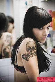 Arma, American et Europae capitis tattoos