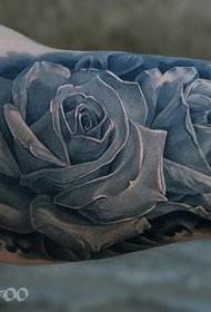 Klasika eŭropa kaj usona kolora roza tatuaje sur la interno de la brako