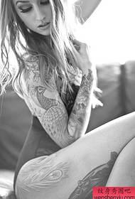Lavoro di tatuaggio pavone braccio femminile
