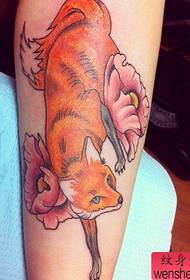 Tattoo tattooê fox rengîn a armê pêşniyar kir