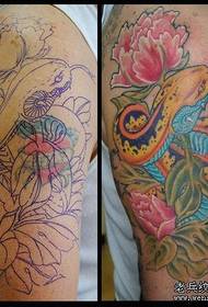 Divan uzorak tetovaže zmijskog peonija u boji ruke