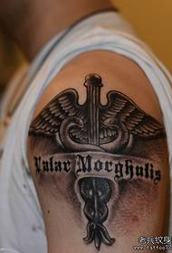 Vzorec tatoo krila z roko križ črke