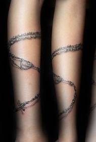 Braccio da ragazza bellissimo modello tatuaggio braccialetto di moda