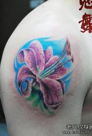 Krāšņs krāsains lilijas tetovējuma raksts uz rokas