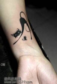 Patrón de tatuaje lindo gato tótem brazo