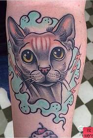 La barra dello spettacolo del tatuaggio ha raccomandato un modello del tatuaggio del gatto del braccio