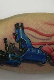 Rankos spalvos tatuiruočių mašinos tatuiruotės paveikslėlį dalijasi tatuiruotė