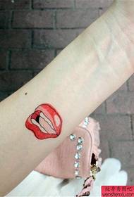 Femeie braț la mână buze roșii tatuaj model