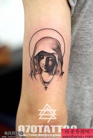 Arm Maria-tatoeëring word deur tatoeëringe gedeel