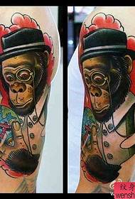 un bracciu di mudellu di tatuaggi orangutan