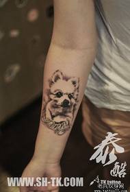 Modello braccio tatuaggio tendenza carino cucciolo