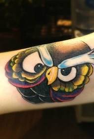 Il miglior padiglione per tatuaggi consiglia un modello di tatuaggio gufo colorato a braccio