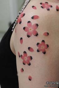 Gyönyörű nő gyönyörű színes cseresznyevirág tetoválás minta