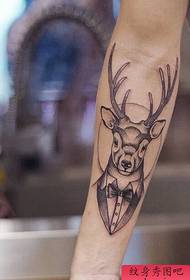 Spectacle de tatouage, recommander un tatouage de cerf aiguillon de bras