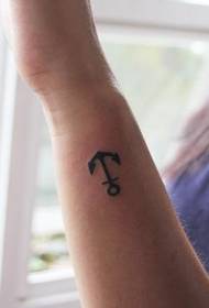Piccolo ed elegante modello di tatuaggio di ancoraggio in ferro totem